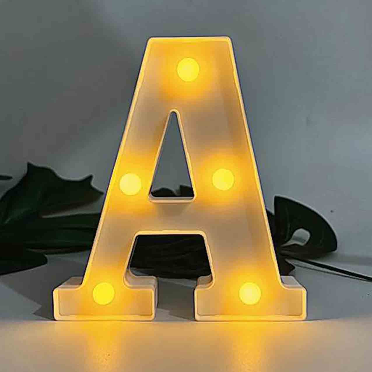 A Led, la lampada a lettere AlphaGlow di Luminoir è in materiale plastico e funziona a batteria, senza bisogno di cavi per collegarla all'impianto. Misura H 22 cm e costa 134,92 euro. www.luminoir.nl A Led, la lampada a lettere AlphaGlow di Luminoir è in materiale plastico e funziona a batteria, senza bisogno di cavi per collegarla all'impianto. Misura H 22 cm e costa 134,92 euro. www.luminoir.nl