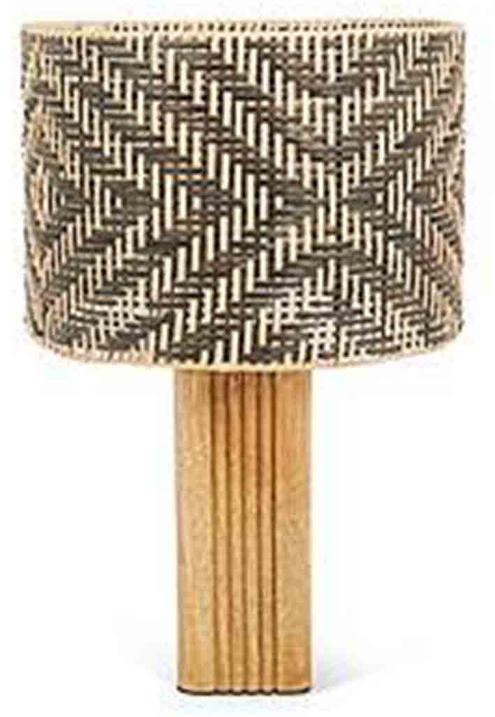 La lampada da tavolo Lewa di Coincasa, con base scultorea in legno di mango e paralume intrecciato in fibra dal decoro geometrico, misura Ø 39 x H 41 cm. www.coin.it La lampada da tavolo Lewa di Coincasa, con base scultorea in legno di mango e paralume intrecciato in fibra dal decoro geometrico, misura Ø 39 x H 41 cm. www.coin.it