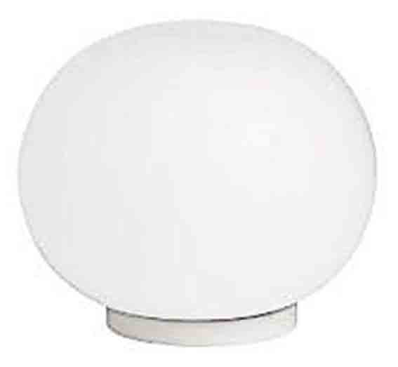 La lampada da tavolo Mini Glo-Ball di Flos ha il diffusore in vetro opalino incamiciato bianco, soffiato a bocca, con finitura esterna acidata. Misura Ø 11,2 x H 9 cm. Costa 210 euro. www.flos.com La lampada da tavolo Mini Glo-Ball di Flos ha il diffusore in vetro opalino incamiciato bianco, soffiato a bocca, con finitura esterna acidata. Misura Ø 11,2 x H 9 cm. Costa 210 euro. www.flos.com