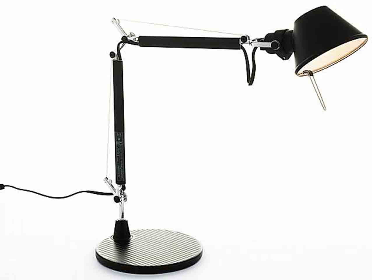 La lampada da tavolo Tolomeo Micro di Artemide ha la struttura in alluminio nero con sostegno ripiegabile e diffusore orientabile che permette di modulare la luce in tutte le direzioni. Misura L 45 x H 37 cm. Costa 285 euro. www.artemide.it La lampada da tavolo Tolomeo Micro di Artemide ha la struttura in alluminio nero con sostegno ripiegabile e diffusore orientabile che permette di modulare la luce in tutte le direzioni. Misura L 45 x H 37 cm. Costa 285 euro. www.artemide.it