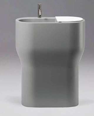 Fora di Lineabeta by Samo, in materiale riciclato non verniciato, è disponibile in azzurro, grigio o tortora e misura L 70 x P 40 x H 85 cm. Costa 753 euro. www.samo.it Fora di Lineabeta by Samo, in materiale riciclato non verniciato, è disponibile in azzurro, grigio o tortora e misura L 70 x P 40 x H 85 cm. Costa 753 euro. www.samo.it