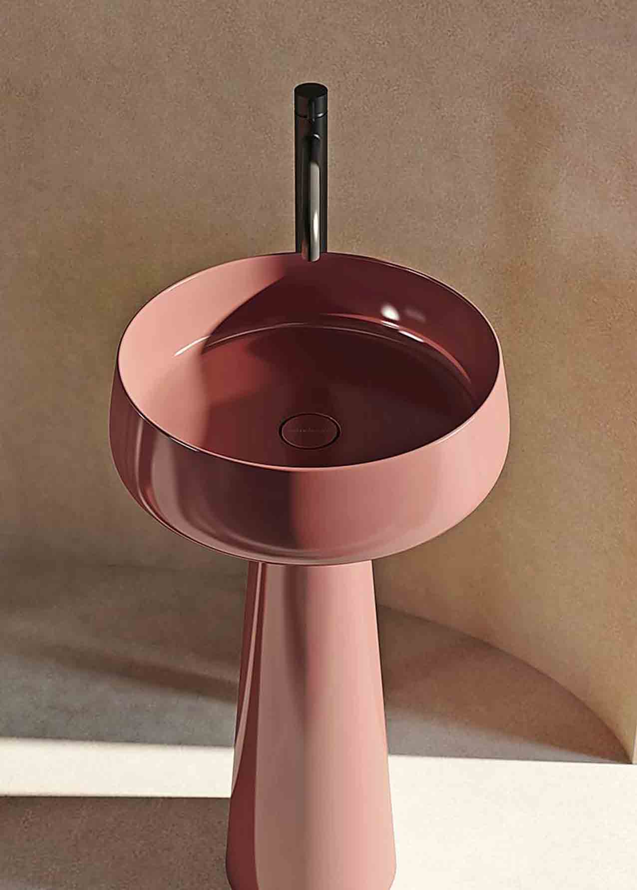 Hype di Relax Design è in Granolid o Luxolid. Disponibile opaco o lucido e in 8 varianti cromatiche, misura Ø 50 x H 90 cm e costa 2.400 euro in Luxolid (2.800 euro in Granolid). www.relaxdesign.it Hype di Relax Design è in Granolid o Luxolid. Disponibile opaco o lucido e in 8 varianti cromatiche, misura Ø 50 x H 90 cm e costa 2.400 euro in Luxolid (2.800 euro in Granolid). www.relaxdesign.it