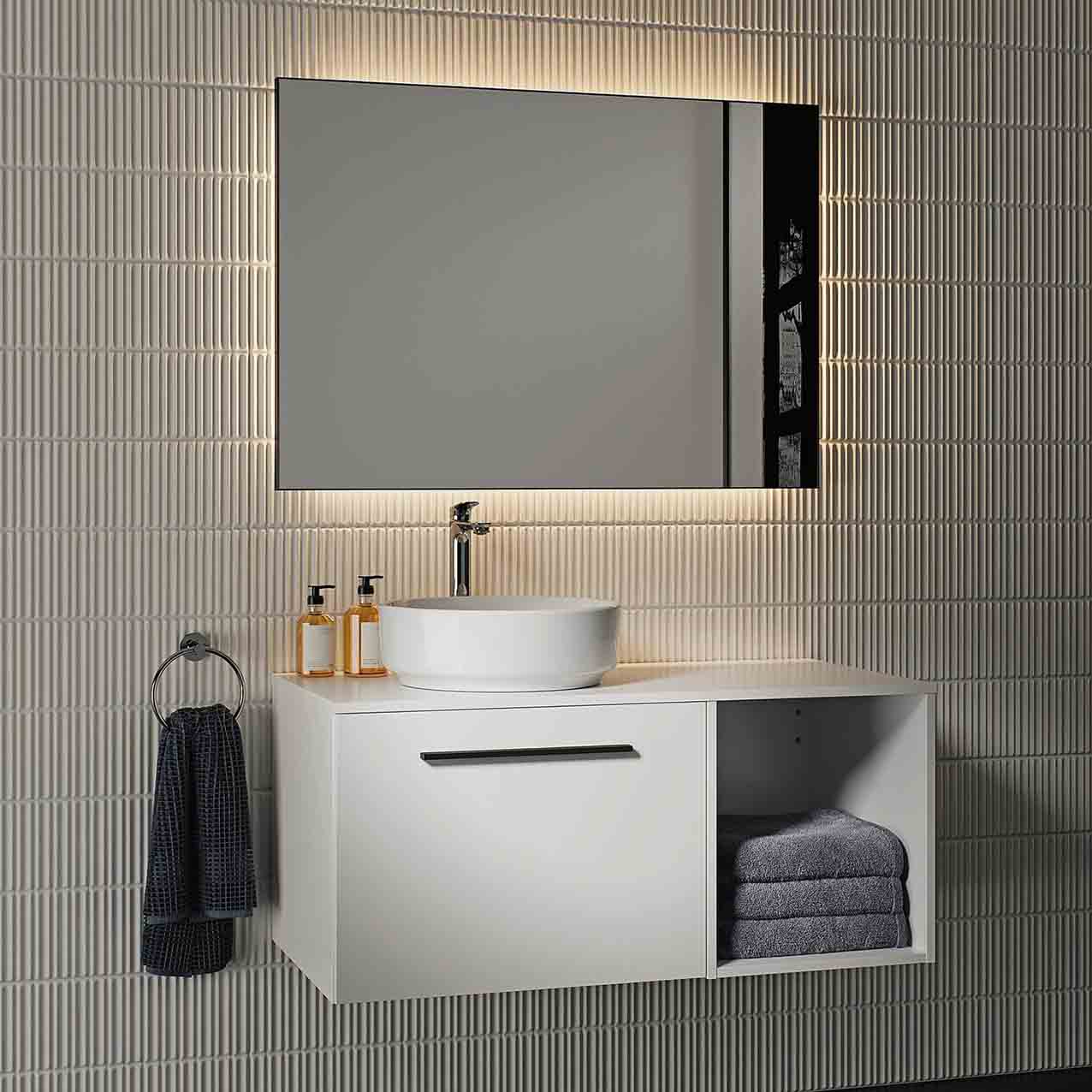 I.life di Ideal Standard è tondo, senza fori per la rubinetteria e il troppopieno. Viste le sue dimensioni compatte, Ø 40 cm, è ideale su mobili di misure ridotte. Bianco costa 133 euro + Iva. www.idealstandard.it I.life di Ideal Standard è tondo, senza fori per la rubinetteria e il troppopieno. Viste le sue dimensioni compatte, Ø 40 cm, è ideale su mobili di misure ridotte. Bianco costa 133 euro + Iva. www.idealstandard.it
