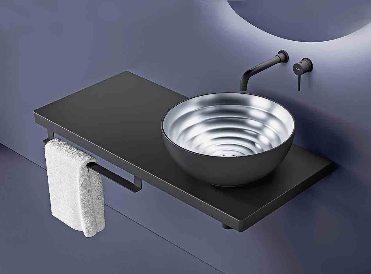 Move di Ceramica Dolomite ha bordi sottili e interno sagomato, smaltato in oro o in argento. Misura Ø 44 x H 18 cm. In versione Limited Edition Oro e Argento costa 1.739 euro. www.ceramicadolomite.it Move di Ceramica Dolomite ha bordi sottili e interno sagomato, smaltato in oro o in argento. Misura Ø 44 x H 18 cm. In versione Limited Edition Oro e Argento costa 1.739 euro. www.ceramicadolomite.it