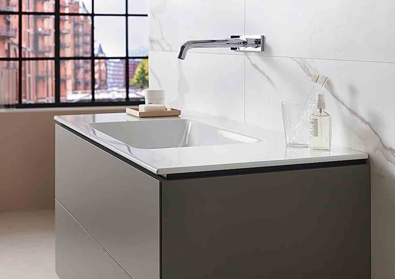 I lavabi della collezione ONE slim di Geberit hanno una profondità di soli 40 cm e lo scarico integrato nella struttura muraria per utilizzare lo spazio sottolavabo. Costano a partire da 682 euro. www.geberit.it I lavabi della collezione ONE slim di Geberit hanno una profondità di soli 40 cm e lo scarico integrato nella struttura muraria per utilizzare lo spazio sottolavabo. Costano a partire da 682 euro. www.geberit.it
