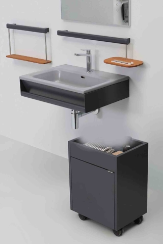 Della collezione Omnia di Ponte Giulio la composizione con lavabo in porcellana sanitaria e telaio in acciaio, accessori in acciaio inox e legno iroko costa da 1.800 euro + Iva. Può essere completato da un carrello con rivestimento melamminico. www.pontegiulio.com Della collezione Omnia di Ponte Giulio la composizione con lavabo in porcellana sanitaria e telaio in acciaio, accessori in acciaio inox e legno iroko costa da 1.800 euro + Iva. Può essere completato da un carrello con rivestimento melamminico. www.pontegiulio.com