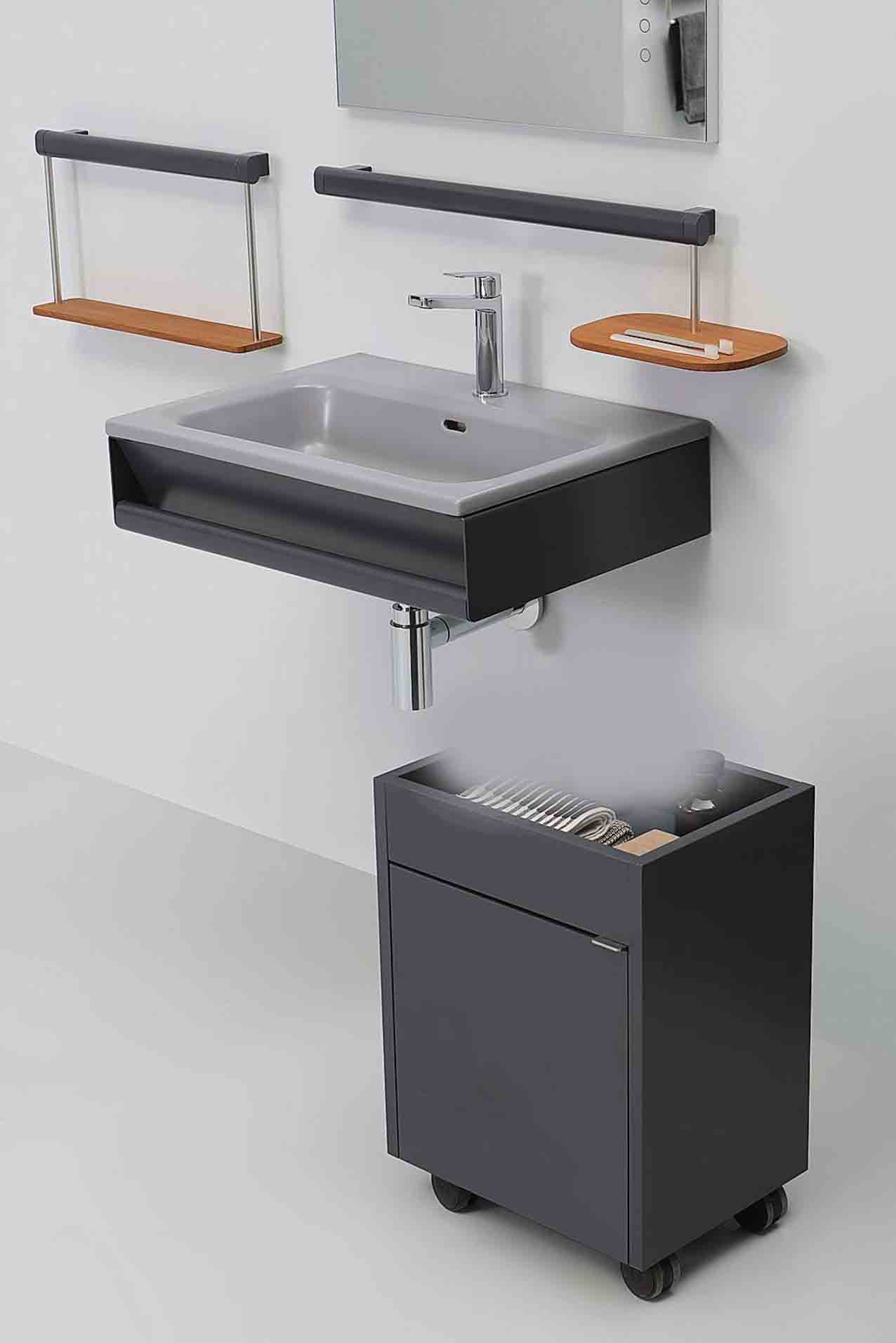 Della collezione Omnia di Ponte Giulio la composizione con lavabo in porcellana sanitaria e telaio in acciaio, accessori in acciaio inox e legno iroko costa da 1.800 euro + Iva. Può essere completato da un carrello con rivestimento melamminico. www.pontegiulio.com Della collezione Omnia di Ponte Giulio la composizione con lavabo in porcellana sanitaria e telaio in acciaio, accessori in acciaio inox e legno iroko costa da 1.800 euro + Iva. Può essere completato da un carrello con rivestimento melamminico. www.pontegiulio.com