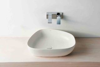 Pebble, serie Outline di Vitra, è in Cerafine, dalla finitura glossy white. È privo di troppopieno e di foro per la rubinetteria. Con piletta e copripiletta incluse, compresa la superficie VitrA Clean per una maggiore igiene e una pulizia più facile, costa 285 euro. italy.vitrabathrooms.com Pebble, serie Outline di Vitra, è in Cerafine, dalla finitura glossy white. È privo di troppopieno e di foro per la rubinetteria. Con piletta e copripiletta incluse, compresa la superficie VitrA Clean per una maggiore igiene e una pulizia più facile, costa 285 euro. italy.vitrabathrooms.com