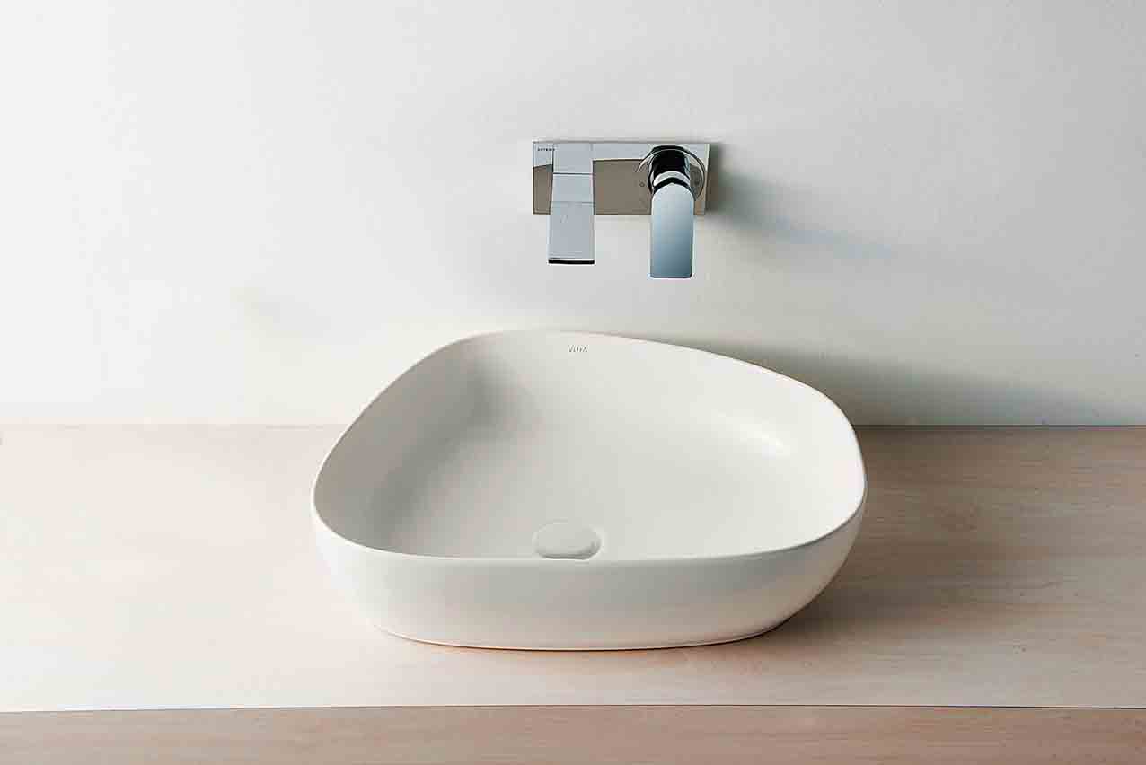 Pebble, serie Outline di Vitra, è in Cerafine, dalla finitura glossy white. È privo di troppopieno e di foro per la rubinetteria. Con piletta e copripiletta incluse, compresa la superficie VitrA Clean per una maggiore igiene e una pulizia più facile, costa 285 euro. italy.vitrabathrooms.com Pebble, serie Outline di Vitra, è in Cerafine, dalla finitura glossy white. È privo di troppopieno e di foro per la rubinetteria. Con piletta e copripiletta incluse, compresa la superficie VitrA Clean per una maggiore igiene e una pulizia più facile, costa 285 euro. italy.vitrabathrooms.com