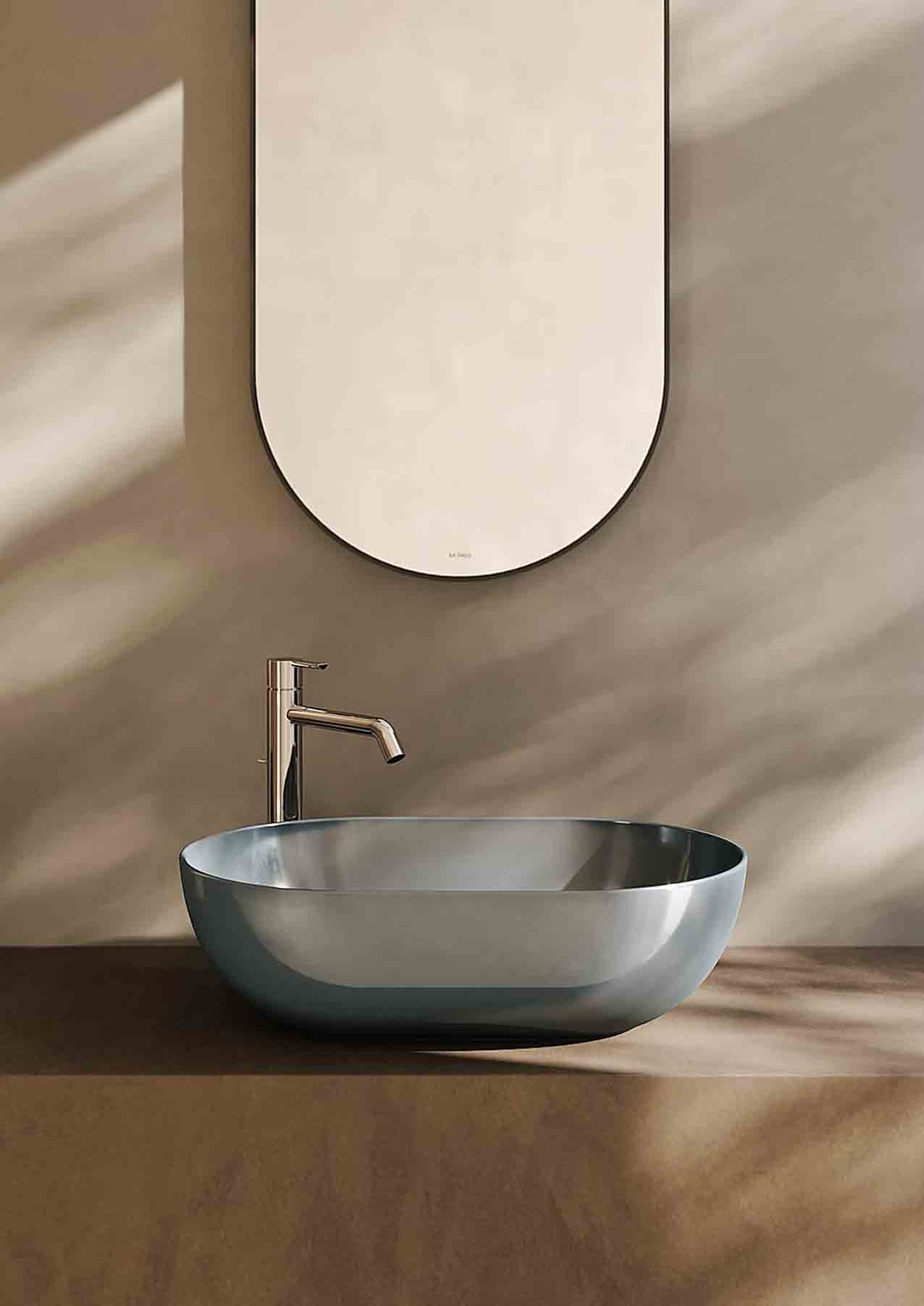 La ciotola ovale della serie Riflessi di Luce di Ceramica Globo, dalla superficie vetrosa in 7 diversi colori, misura L 50 x P 36 x H 16 cm. Prezzo da rivenditore. www.cermicaglobo.com La ciotola ovale della serie Riflessi di Luce di Ceramica Globo, dalla superficie vetrosa in 7 diversi colori, misura L 50 x P 36 x H 16 cm. Prezzo da rivenditore. www.cermicaglobo.com
