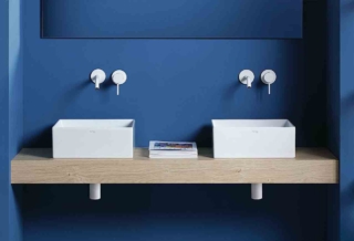 Slice di Olympia, dalla profondità ridotta, ha i bordi ultra sottili. In diverse misure e finiture, lucide e opache, nella misura L 35 x P 35 x H 14 cm, bianco, costa 259 euro. www.olympiaceramica.it Slice di Olympia, dalla profondità ridotta, ha i bordi ultra sottili. In diverse misure e finiture, lucide e opache, nella misura L 35 x P 35 x H 14 cm, bianco, costa 259 euro. www.olympiaceramica.it