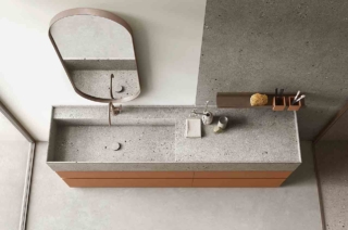 La composizione Soul di Arcom ha scocca e frontale in rovere laccato Cotto opaco, top con lavabo “Pool” in Inalco, Totem Gris Abujardado, specchio Grafite con luce a Led e mensola Blade in Metal Bronzo Antico. Misura L 205 x P 50,5 cm. Il lavabo costa da 6.500 euro + Iva. www.arcombagno.com La composizione Soul di Arcom ha scocca e frontale in rovere laccato Cotto opaco, top con lavabo “Pool” in Inalco, Totem Gris Abujardado, specchio Grafite con luce a Led e mensola Blade in Metal Bronzo Antico. Misura L 205 x P 50,5 cm. Il lavabo costa da 6.500 euro + Iva. www.arcombagno.com