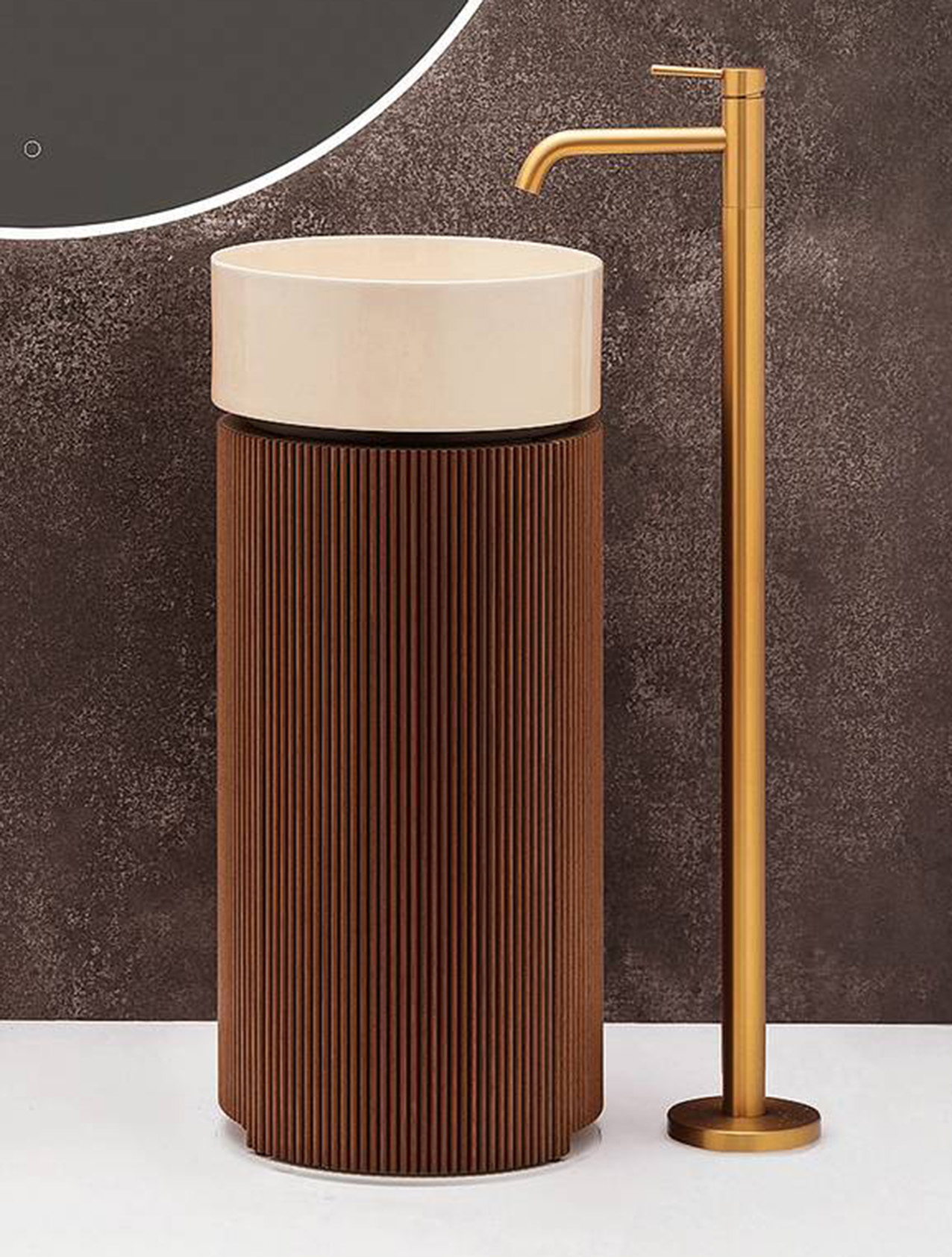 Tondo e in ceramica, della collezione Mate di Axa, poggia sul mobile in legno cannettato. Disponibile in diversi abbinamenti di colore, misura Ø 40 x
H 90 cm e costa da 2.165 euro. www.axaceramica.it Tondo e in ceramica, della collezione Mate di Axa, poggia sul mobile in legno cannettato. Disponibile in diversi abbinamenti di colore, misura Ø 40 x
H 90 cm e costa da 2.165 euro. www.axaceramica.it