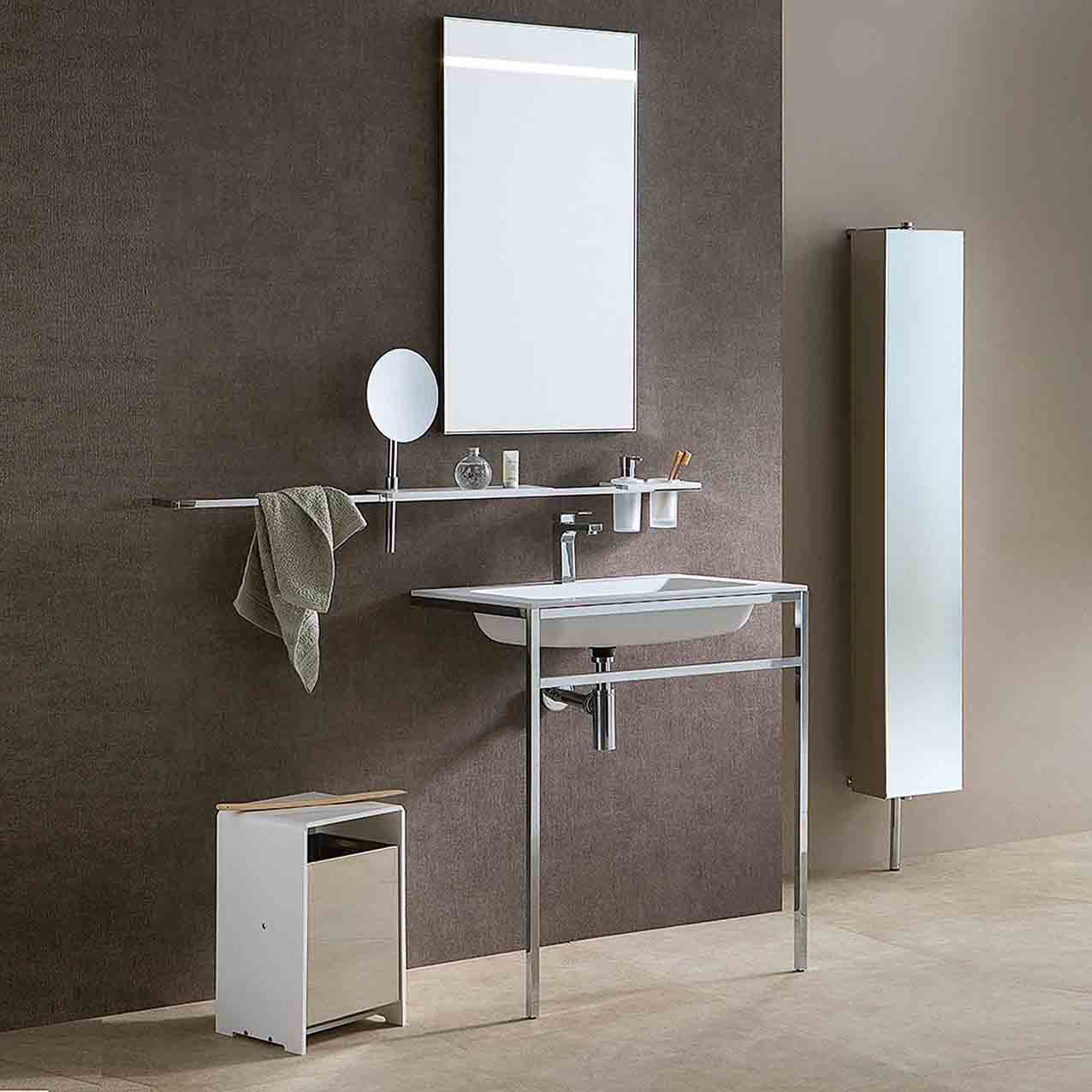 Il lavabo in Ocritech ha la struttura in ottone cromo lucido della collezione Rail di Stilhaus. La composizione misura L 70 x P 50 x H 83 cm e costa 1.030 euro + Iva. www.stilhaus.it Il lavabo in Ocritech ha la struttura in ottone cromo lucido della collezione Rail di Stilhaus. La composizione misura L 70 x P 50 x H 83 cm e costa 1.030 euro + Iva. www.stilhaus.it