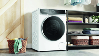 Grazie a Iron Assist, la lavatrice da 9 kg Serie 8 WGB24402IT
di Bosch riduce le pieghe. L’opzione Mini permette di lavare un solo capo o un carico fino a 0,5 kg con consumi energetici fino al 40% inferiori. In classe A, ha centrifuga massima di 1.400 giri/min. L’app Home Connect con funzione Easy Start trova il ciclo esatto per ogni lavaggio. Misura
L 59,8 x P 59 x H 84,4 cm.