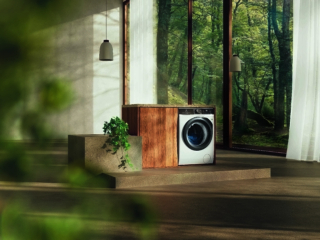 L'opzione SmartSelect regola durata e temperatura dei cicli per risparmiare energia, tempo
e acqua nella lavatrice Serie 800 EW8F710Y5 di Electrolux
da 10 kg, in classe A.
Il programma UltraQuick 49’ rimuove le macchie in meno di un’ora. Vapore Refresh rinfresca i capi, neutralizzando gli odori. Il livello di rumorosità del ciclo centrifuga è di 72 dB(A). Misura L 59,7 x
P 63,6 x H 84,7 cm.