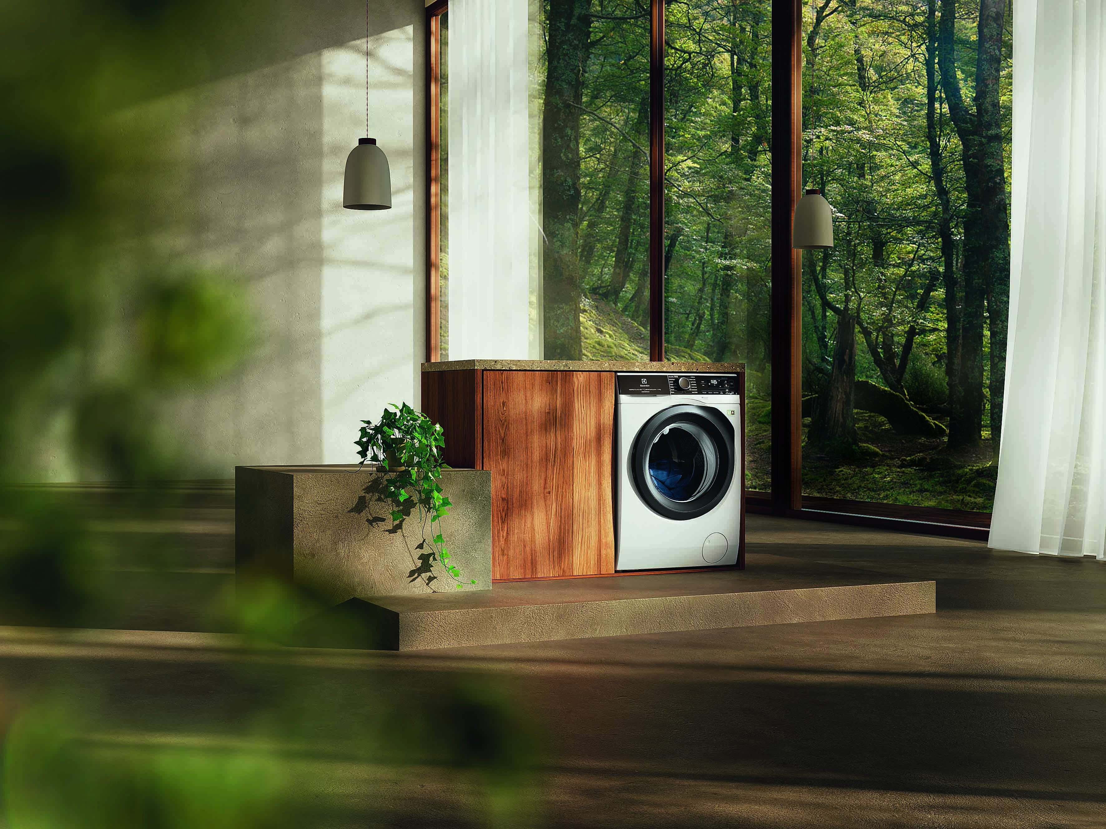 L'opzione SmartSelect regola durata e temperatura dei cicli per risparmiare energia, tempo
e acqua nella lavatrice Serie 800 EW8F710Y5 di Electrolux
da 10 kg, in classe A.
Il programma UltraQuick 49’ rimuove le macchie in meno di un’ora. Vapore Refresh rinfresca i capi, neutralizzando gli odori. Il livello di rumorosità del ciclo centrifuga è di 72 dB(A). Misura L 59,7 x
P 63,6 x H 84,7 cm.