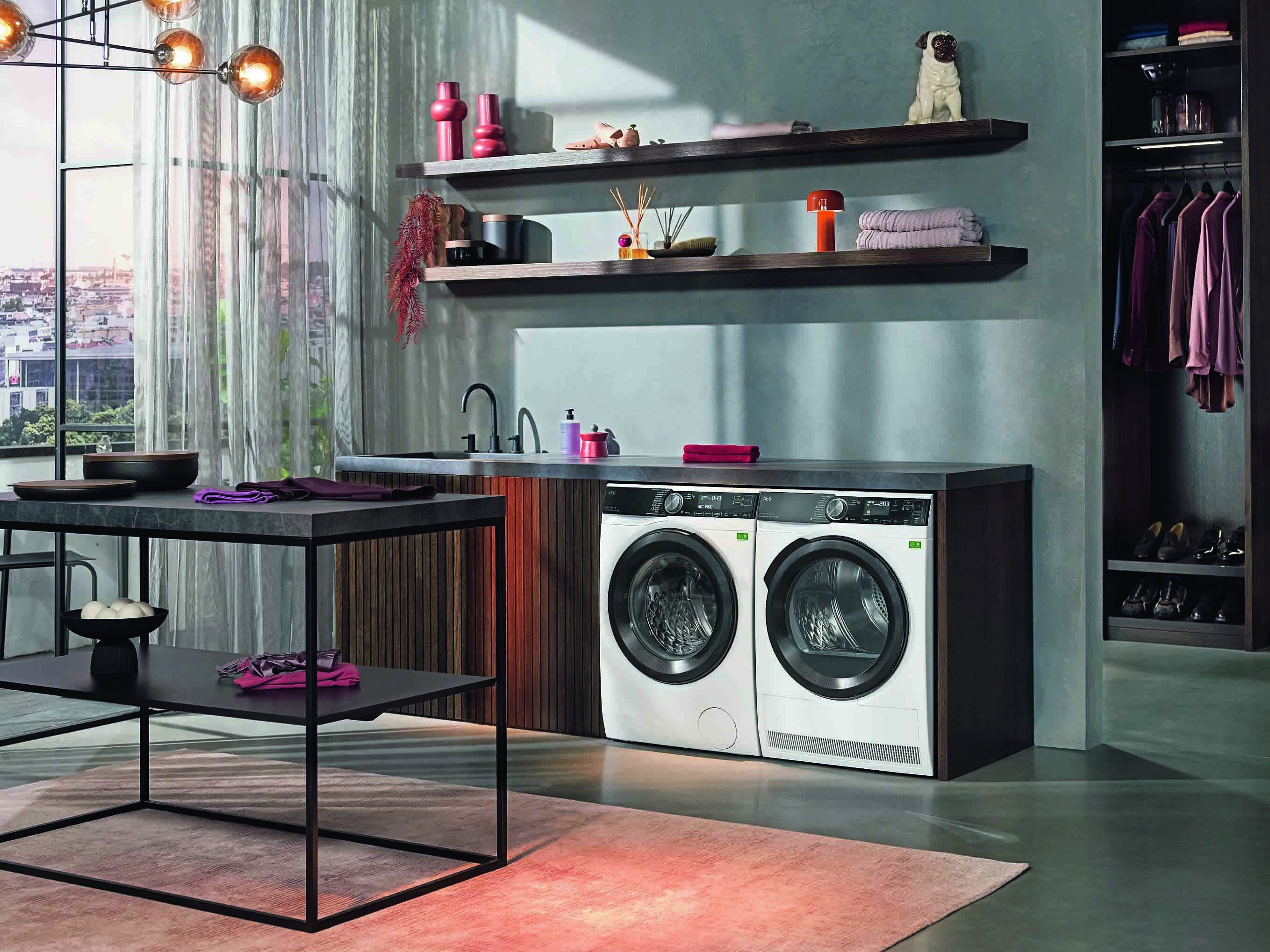 La lavatrice Serie 9000 LR9FA104SY di AEG, grazie alla tecnologia SoftWater, purifica e addolcisce l'acqua eliminando i minerali dannosi che potrebbero compromettere qualità
e durata dei capi. In classe energetica A, ha capacità
di carico di 10 kg.
È dotata dell'app My AEG Care che fornisce consigli per l’uso dell'apparecchio. Misura L 59,7 x P 63,6/66 x H 84,7 cm.