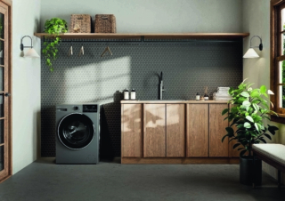 La lavatrice WNG06SLAA10 di Smeg da 10 kg è in classe A.
Il sistema Autodose eroga automaticamente i detergenti in base
al carico; la tecnologia a vapore igienizza, riduce odori, grinze
e allergeni. Con 1.600 giri/min di centrifuga e motore Inverter brushless, misura L 60 x P 58 x H 84,5 cm.