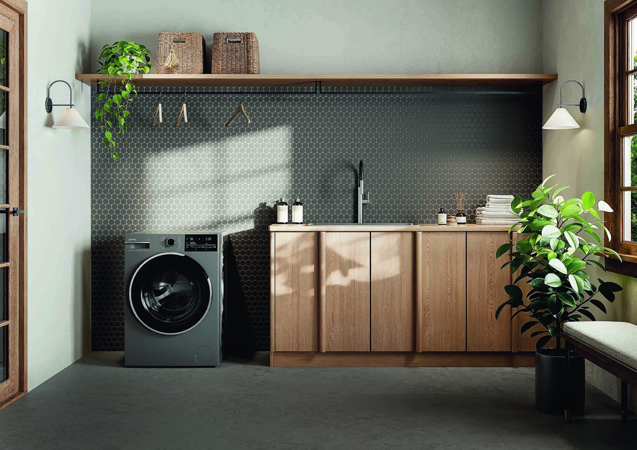 La lavatrice WNG06SLAA10 di Smeg da 10 kg è in classe A.
Il sistema Autodose eroga automaticamente i detergenti in base
al carico; la tecnologia a vapore igienizza, riduce odori, grinze
e allergeni. Con 1.600 giri/min di centrifuga e motore Inverter brushless, misura L 60 x P 58 x H 84,5 cm.