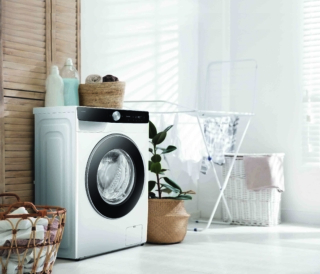 È profonda solo 48 cm
la lavatrice WW90DG6G94LKU3 serie 6100D AI Control
Slim di Samsung da 9 kg,
in classe A. Può essere gestita da remoto tramite l’app SmartThings. Grazie all’Intelligenza Artificiale, personalizza automaticamente
i cicli in base alle abitudini.
Ha il cassetto EcoDosatore.
Misura L 60 x P 48 x H 85 cm.