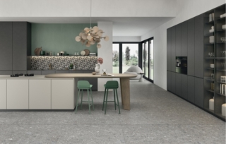 Side Stone di Lea Ceramiche reinterpreta il Ceppo di Grè, pietra del lago d’Iseo dalla texture minerale che richiama la graniglia. Il gres porcellanato è nei colori Cluster Light, Cluster Mid, Cluster Dark, nelle tonalità del beige e grigio. Grazie alla tecnologia Protect® la superficie è antibatterica. Diversi i formati: 30 x 60 cm, 60 x 60 cm, 60 x 120 cm e 120 x 120 cm. www.leaceramiche.it