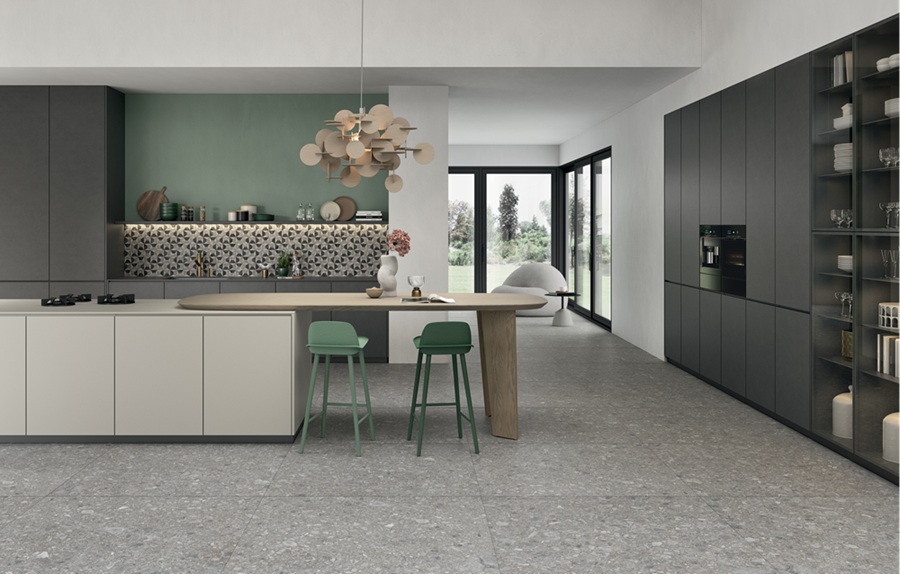 Side Stone di Lea Ceramiche reinterpreta il Ceppo di Grè, pietra del lago d’Iseo dalla texture minerale che richiama la graniglia. Il gres porcellanato è nei colori Cluster Light, Cluster Mid, Cluster Dark, nelle tonalità del beige e grigio. Grazie alla tecnologia Protect® la superficie è antibatterica. Diversi i formati: 30 x 60 cm, 60 x 60 cm, 60 x 120 cm e 120 x 120 cm. www.leaceramiche.it