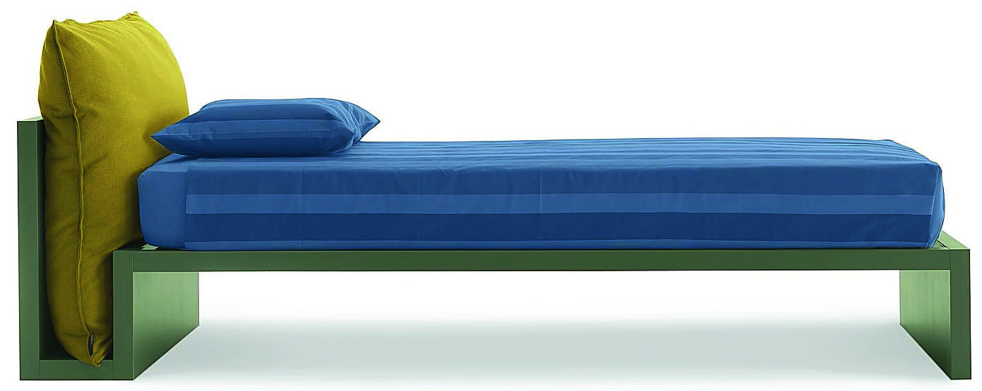 Il letto LagoLinea di Lago, in finitura laccata, è disegnato da un’unica linea che ne crea la struttura. Misura L 100 x P 233,4 x H 84 cm; prezzo da rivenditore. www.lago.it