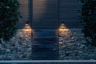 Mesh di Platek è in alluminio tornito, verniciato e resistente alla corrosione. La luce viene diffusa attraverso piccoli fori sulla superficie del paralume. Misura Ø 20 cm e costa 290 euro + Iva. www.platek.eu