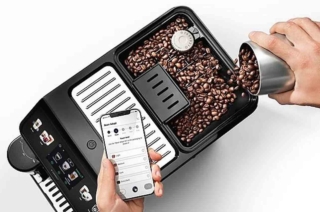 La macchina per il caffè espresso utilizza la connettività Bluetooth® per dialogare con l'app ufficiale De'longhi Coffee Link, disponibile gratuitamente
per iOS e Android. È possibile così avviare la preparazione delle bevande da remoto; personalizzare e salvare le ricette, regolare intensità, quantità, temperatura
e componente latte; gestire
profili utente, in modo che ogni
membro della famiglia possa
trovare facilmente le bevande
preferite; accedere a ricette
e suggerimenti; monitorare
lo stato dell'apparecchio
e le operazioni di manutenzione.
Eletta Explore di De’Longhi funziona con caffè in chicchi.
È ideale per preparare
bevande calde e fredde, inclusi cold brew e bevande a base di latte
grazie ai due sistemi LatteCrema
Hot e Cool. Misura L 26 x P 45 x H 38,5 cm e costa 1.149,99 euro. La macchina per il caffè espresso utilizza la connettività Bluetooth® per dialogare con l'app ufficiale De'longhi Coffee Link, disponibile gratuitamente
per iOS e Android. È possibile così avviare la preparazione delle bevande da remoto; personalizzare e salvare le ricette, regolare intensità, quantità, temperatura
e componente latte; gestire
profili utente, in modo che ogni
membro della famiglia possa
trovare facilmente le bevande
preferite; accedere a ricette
e suggerimenti; monitorare
lo stato dell'apparecchio
e le operazioni di manutenzione.
Eletta Explore di De’Longhi funziona con caffè in chicchi.
È ideale per preparare
bevande calde e fredde, inclusi cold brew e bevande a base di latte
grazie ai due sistemi LatteCrema
Hot e Cool. Misura L 26 x P 45 x H 38,5 cm e costa 1.149,99 euro.