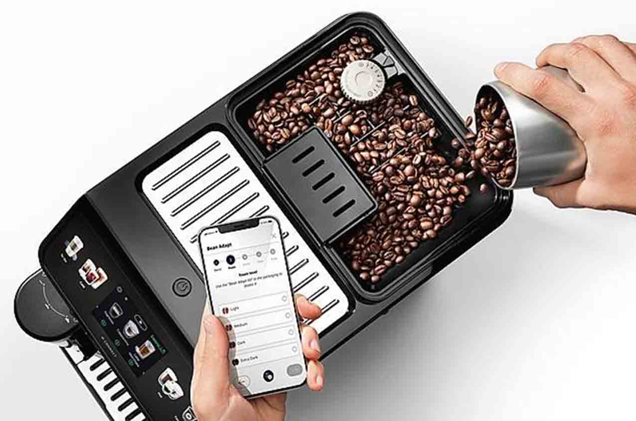 La macchina per il caffè espresso utilizza la connettività Bluetooth® per dialogare con l'app ufficiale De'longhi Coffee Link, disponibile gratuitamente
per iOS e Android. È possibile così avviare la preparazione delle bevande da remoto; personalizzare e salvare le ricette, regolare intensità, quantità, temperatura
e componente latte; gestire
profili utente, in modo che ogni
membro della famiglia possa
trovare facilmente le bevande
preferite; accedere a ricette
e suggerimenti; monitorare
lo stato dell'apparecchio
e le operazioni di manutenzione.
Eletta Explore di De’Longhi funziona con caffè in chicchi.
È ideale per preparare
bevande calde e fredde, inclusi cold brew e bevande a base di latte
grazie ai due sistemi LatteCrema
Hot e Cool. Misura L 26 x P 45 x H 38,5 cm e costa 1.149,99 euro. La macchina per il caffè espresso utilizza la connettività Bluetooth® per dialogare con l'app ufficiale De'longhi Coffee Link, disponibile gratuitamente
per iOS e Android. È possibile così avviare la preparazione delle bevande da remoto; personalizzare e salvare le ricette, regolare intensità, quantità, temperatura
e componente latte; gestire
profili utente, in modo che ogni
membro della famiglia possa
trovare facilmente le bevande
preferite; accedere a ricette
e suggerimenti; monitorare
lo stato dell'apparecchio
e le operazioni di manutenzione.
Eletta Explore di De’Longhi funziona con caffè in chicchi.
È ideale per preparare
bevande calde e fredde, inclusi cold brew e bevande a base di latte
grazie ai due sistemi LatteCrema
Hot e Cool. Misura L 26 x P 45 x H 38,5 cm e costa 1.149,99 euro.