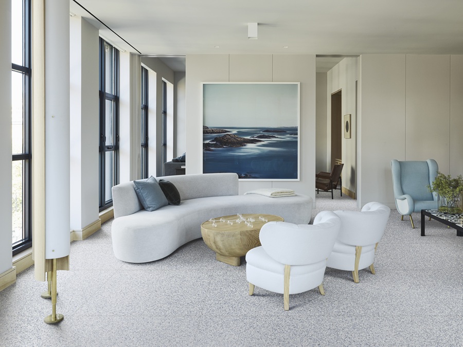 Frammento di Marazzi è il gres porcellanato che reinterpreta il seminato veneziano in modo contemporaneo. Due le versioni: Macro a grana grossa e Micro a grana fine, per entrambe nei colori Azzurro, Verde e Cotto. Nel formato 120 x 120 cm costa 76 euro al mq + Iva. www.marazzi.it