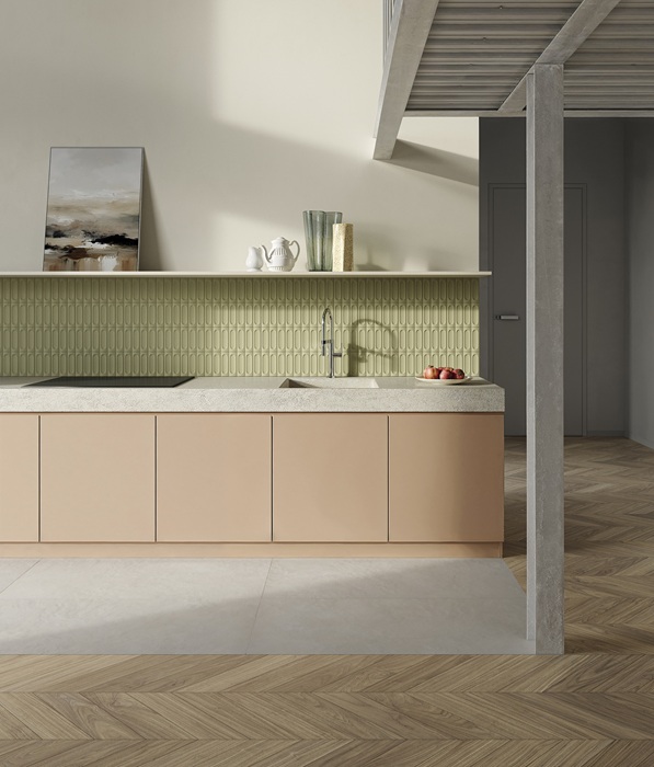 A pavimento, Resin di Marazzi è un gres porcellanato di colore grigio con superficie satinata; formato 60 x 120 cm, costa 69 euro al mq + Iva. A parete, Confetto nel colore Slavia, è un gres porcellanato con struttura 3D Savoiardo; misura 6 x 15 cm, costa 85,50 euro al mq + Iva. Effetto legno, a pavimento, per Nobilis Chevron Noce naturale, formato 11 x 54 cm, 61 euro + Iva. www.marazzi.it