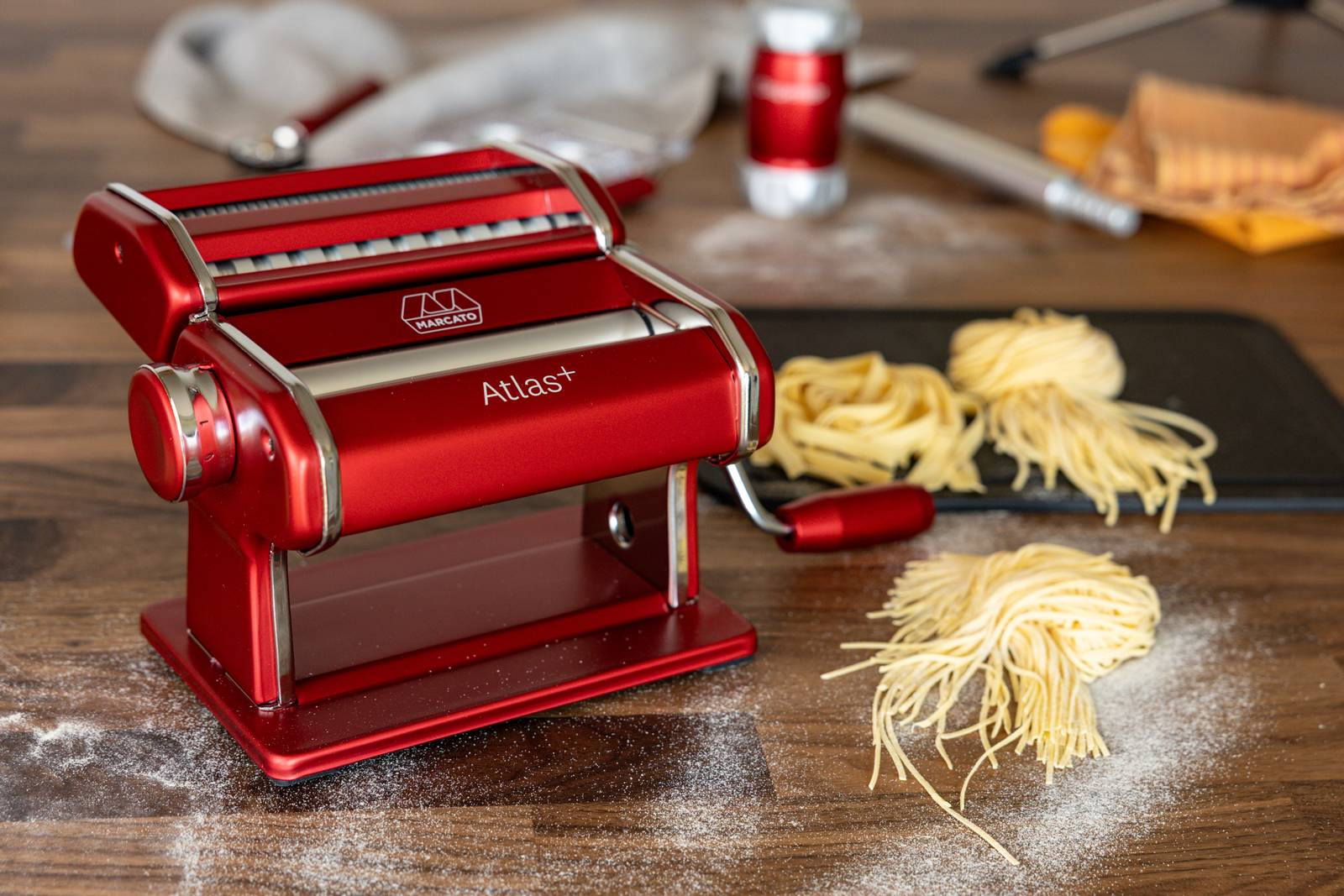 Strumento pratico e adatto anche per chi è alle prime armi, la macchina per la pasta a mano Atlas+ di Marcato porta il modello Atlas a un livello superiore e permette di preparare lasagne, fettuccine, tagliolini e spaghetti, cui si possono aggiungere ulteriormente altre varietà di tagli grazie ai 10 accessori extra disponibili. È compatibile anche con il motore Pastadrive. Si può abbinare agli altri prodotti colorati della linea Marcato Design, per creare il set perfetto, ed è disponibile in numerose splendide colorazioni, in alluminio anodizzato e acciaio cromato, si può anche personalizzare con scritte o disegni fatti a mano (eccetto nelle varianti ice, cromata e copper). Offre infinite possibilità in cucina: si può utilizzare per numerose preparazioni, dolci o salate, ottenendo risultati professionali anche a casa. Acquistabile su www.marcato.it e presso i rivenditori autorizzati, al prezzo a partire da 104, 90 euro. www.marcato.it Strumento pratico e adatto anche per chi è alle prime armi, la macchina per la pasta a mano Atlas+ di Marcato porta il modello Atlas a un livello superiore e permette di preparare lasagne, fettuccine, tagliolini e spaghetti, cui si possono aggiungere ulteriormente altre varietà di tagli grazie ai 10 accessori extra disponibili. È compatibile anche con il motore Pastadrive. Si può abbinare agli altri prodotti colorati della linea Marcato Design, per creare il set perfetto, ed è disponibile in numerose splendide colorazioni, in alluminio anodizzato e acciaio cromato, si può anche personalizzare con scritte o disegni fatti a mano (eccetto nelle varianti ice, cromata e copper). Offre infinite possibilità in cucina: si può utilizzare per numerose preparazioni, dolci o salate, ottenendo risultati professionali anche a casa. Acquistabile su www.marcato.it e presso i rivenditori autorizzati, al prezzo a partire da 104, 90 euro. www.marcato.it