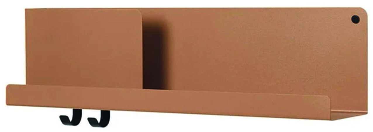 La mensola Folded di Muuto è costituita da una singola lamiera d’acciaio piegata. Proposta in più dimensioni, include due ganci. Nella misura media, da L 63 x P 12,4 x H 16,5 cm, costa 149 euro. www.muuto.com
