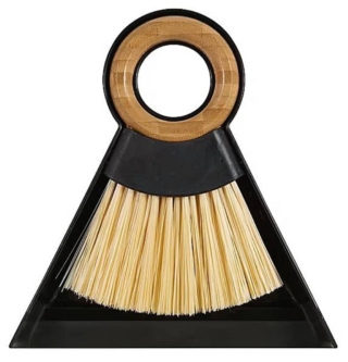 La mini paletta con scopetta Rif. 248610 di Maisons du Monde è in polipropilene e bambù. Misura 17 x 18 x 4,5 cm. Costa 5,99 euro. www.maisonsdumonde.com La mini paletta con scopetta Rif. 248610 di Maisons du Monde è in polipropilene e bambù. Misura 17 x 18 x 4,5 cm. Costa 5,99 euro. www.maisonsdumonde.com
