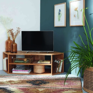 Il mobile Tv Edgar di La Redoute Interieurs è in massello di rovere con finitura oliata; sono presenti una mensola interna e due nicchie laterali. Il fondo è aperto per permettere il passaggio dei cavi. Misura L 114 x P 39,5 x H 35 cm e costa 229 euro. www.laredoute.com
