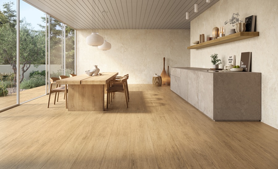Noor di NovaBell prende ispirazione dal rovere europeo, interpretato con il gres porcellanato. In versione Bold nodi e stuccature sono in evidenza, in Fine la loro presenza è più delicata. Tre i colori, dal più chiaro Flour, al più dorato Amber, passando per Grain. Nei formati 20 x 120 cm e 30 x 120 cm costa da 77 euro al mq + Iva. www.novabell.it Noor di NovaBell prende ispirazione dal rovere europeo, interpretato con il gres porcellanato. In versione Bold nodi e stuccature sono in evidenza, in Fine la loro presenza è più delicata. Tre i colori, dal più chiaro Flour, al più dorato Amber, passando per Grain. Nei formati 20 x 120 cm e 30 x 120 cm costa da 77 euro al mq + Iva. www.novabell.it