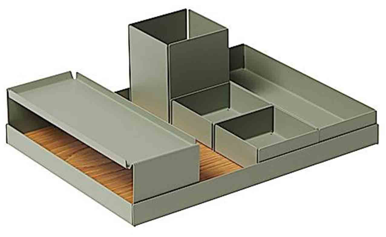 L'organizer per scrivania Domino di Hiro è composto da un vassoio con quattro contenitori e una mensolina realizzati in acciaio verniciato Verde Fossile e in legno riciclato nobilitato rovere naturale; è componibile e scomponibile a piacimento. Misura L 32 x P 24 x H 10 cm e costa 69 euro. hiro.design L'organizer per scrivania Domino di Hiro è composto da un vassoio con quattro contenitori e una mensolina realizzati in acciaio verniciato Verde Fossile e in legno riciclato nobilitato rovere naturale; è componibile e scomponibile a piacimento. Misura L 32 x P 24 x H 10 cm e costa 69 euro. hiro.design