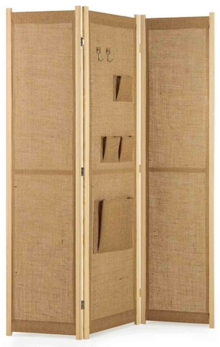 Il paravento pieghevole, con pannelli in tessuto effetto lino e cornice in legno chiaro, è dotato di quattro tasche e due ganci. Misura L 121 x P 2 x H 170 cm. In vendita su Cost way www.costway.it Il paravento pieghevole, con pannelli in tessuto effetto lino e cornice in legno chiaro, è dotato di quattro tasche e due ganci. Misura L 121 x P 2 x H 170 cm. In vendita su Cost way www.costway.it