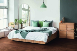 Il parquet Family® di Florian combina bellezza e resistenza a un prezzo accessibile. Le doghe sono composte da uno strato nobile di 0,6 mm di rovere verniciato con trattamento ultra resistente, da un supporto con un'anima di compensato di betulla (per le sue caratteristiche di stabilità e di resistenza alle deformazioni derivanti da umidità o sbalzi termici), e da un foglio inferiore di sughero, ottimo isolante termico e acustico. La posa in opera sfrutta il sistema brevettato 5G Fold Down, che non prevede l’uso di colla o di chiodi. Costa a partire da 35 euro al mq + Iva. www.florianinc.com Il parquet Family® di Florian combina bellezza e resistenza a un prezzo accessibile. Le doghe sono composte da uno strato nobile di 0,6 mm di rovere verniciato con trattamento ultra resistente, da un supporto con un'anima di compensato di betulla (per le sue caratteristiche di stabilità e di resistenza alle deformazioni derivanti da umidità o sbalzi termici), e da un foglio inferiore di sughero, ottimo isolante termico e acustico. La posa in opera sfrutta il sistema brevettato 5G Fold Down, che non prevede l’uso di colla o di chiodi. Costa a partire da 35 euro al mq + Iva. www.florianinc.com