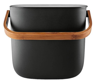 La pattumiera per la raccolta differenziata Reflect di Eva Solo è in plastica, di cui il 60% riciclata post-consumo, e bambù carbonizzato. Ha capacità 6 litri. Misura L 26 x P 19 x H 22 cm. Costa 44,40 euro. www.evasolo.com La pattumiera per la raccolta differenziata Reflect di Eva Solo è in plastica, di cui il 60% riciclata post-consumo, e bambù carbonizzato. Ha capacità 6 litri. Misura L 26 x P 19 x H 22 cm. Costa 44,40 euro. www.evasolo.com