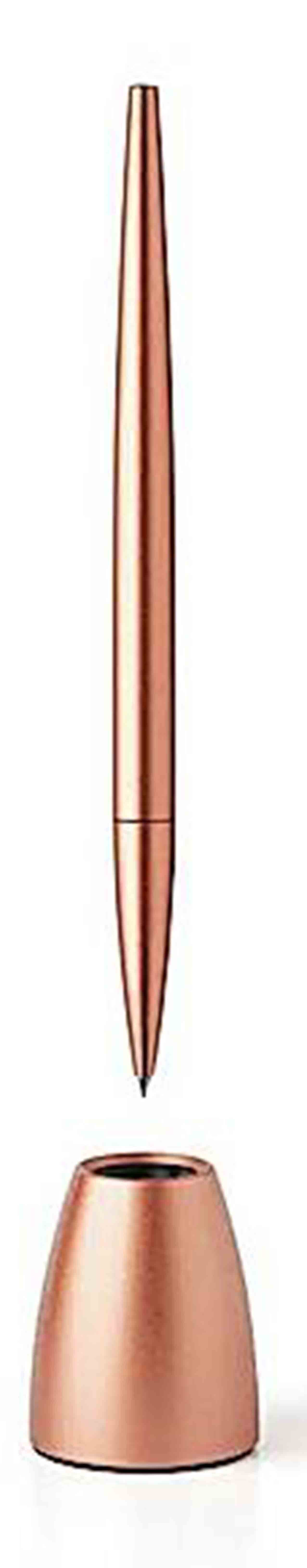 La penna rollerball Scribalu di Lexon, nella raffinata variante Pink Gold, è completa di una base contenitiva coordinata dal piacevole effetto decorativo. Interamente in alluminio, anche nelle versioni Soft Rose e Blue, misura Ø 4 x H 18 cm. Costa 39,90 euro. lexon-design.com La penna rollerball Scribalu di Lexon, nella raffinata variante Pink Gold, è completa di una base contenitiva coordinata dal piacevole effetto decorativo. Interamente in alluminio, anche nelle versioni Soft Rose e Blue, misura Ø 4 x H 18 cm. Costa 39,90 euro. lexon-design.com
