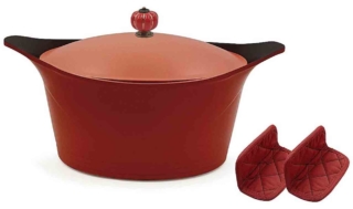 Si chiama Incredibile Cocotte di Cookut la pentola che può essere impiegata per 9 tipologie di cottura. In 4 misure, 8 colori con più di 40 pomelli differenti, nella misura Ø 28 costa 159,90 euro. www.cookut.com Si chiama Incredibile Cocotte di Cookut la pentola che può essere impiegata per 9 tipologie di cottura. In 4 misure, 8 colori con più di 40 pomelli differenti, nella misura Ø 28 costa 159,90 euro. www.cookut.com