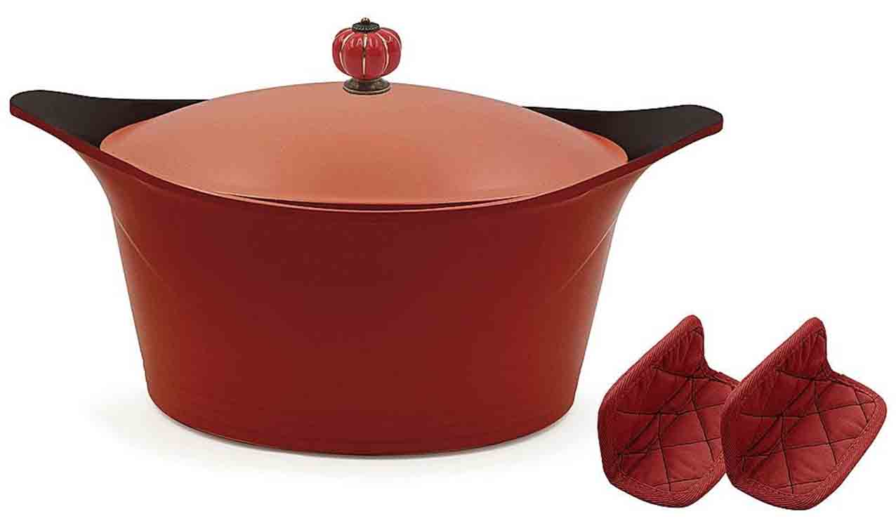 Si chiama Incredibile Cocotte di Cookut la pentola che può essere impiegata per 9 tipologie di cottura. In 4 misure, 8 colori con più di 40 pomelli differenti, nella misura Ø 28 costa 159,90 euro. www.cookut.com Si chiama Incredibile Cocotte di Cookut la pentola che può essere impiegata per 9 tipologie di cottura. In 4 misure, 8 colori con più di 40 pomelli differenti, nella misura Ø 28 costa 159,90 euro. www.cookut.com