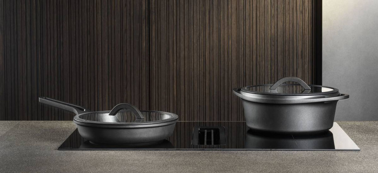 La collezione Fusioni di Pinti è in alluminio pressofuso con fondo full induction e rivestimento antiaderente PFAS free in EcoTech. Il rivestimento antiaderente EcoTech è realizzato senza l’impiego di PFAS e garantisce buona resistenza all’usura e stabilità alle temperature di cottura, assicurando prestazioni affidabili per l’uso quotidiano in cucina. Di completamente sono disponibili coperchi in vetro piatto con guarnizione in silicone e ponticello in bakelite. La casseruola alta con ø 24 cm, prezzo 91,40 euro. www.pinti.it