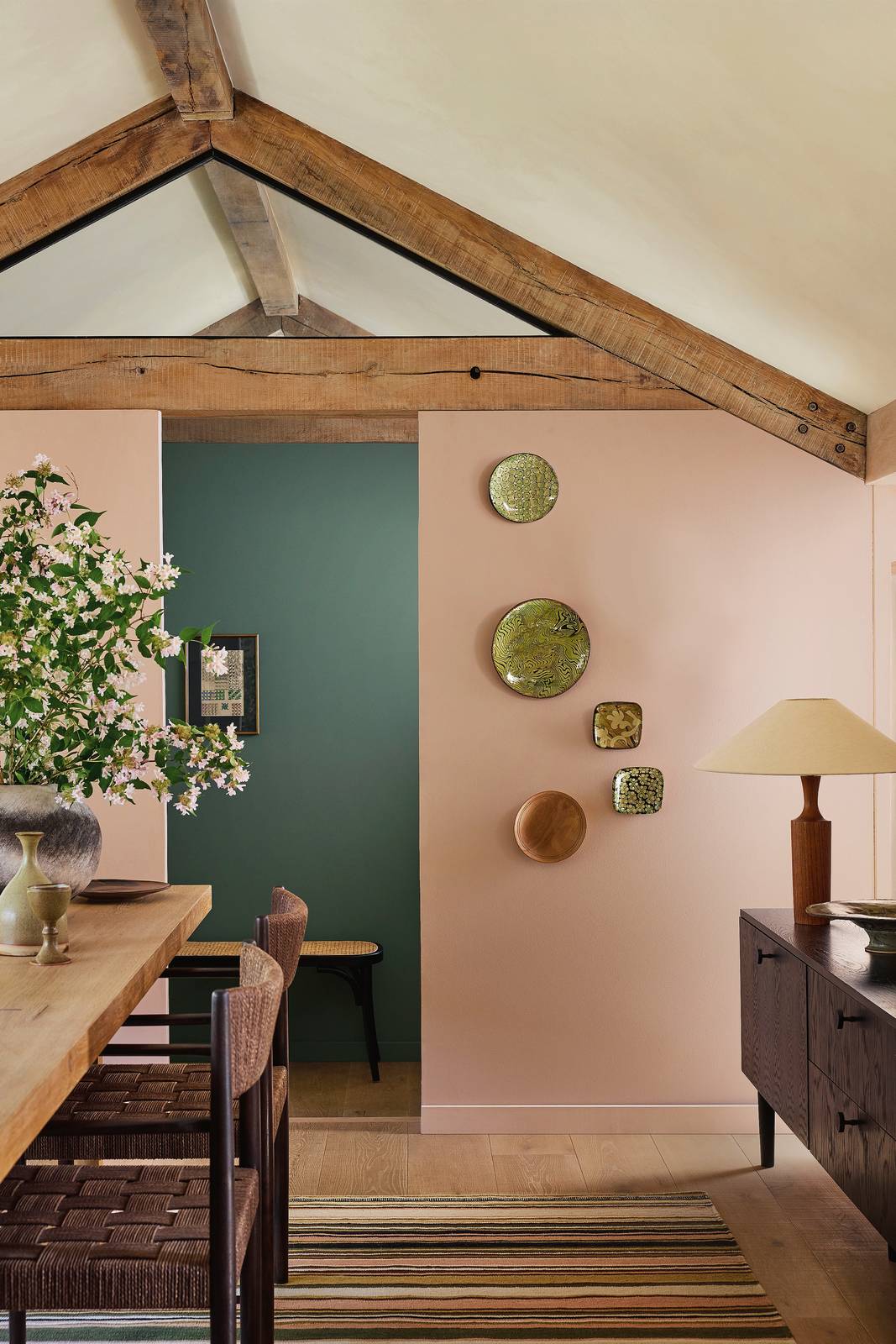 Lo zoccolino liscio e squadrato è dipinto come la parete con Absolute Matt Emulsion di Little Greene. Vellutata e opaca, qui nei colori Livid e Masquerade, dona profondità di colore a pareti e soffitti. La confezione da 1l costa 59 euro. www.littlegreene.eu Lo zoccolino liscio e squadrato è dipinto come la parete con Absolute Matt Emulsion di Little Greene. Vellutata e opaca, qui nei colori Livid e Masquerade, dona profondità di colore a pareti e soffitti. La confezione da 1l costa 59 euro. www.littlegreene.eu