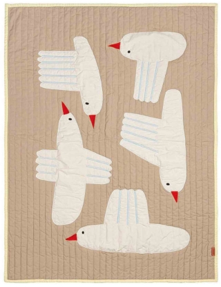 È realizzato in cotone biologico certificato con imbottitura in poliestere riciclato, il plaid trapuntato Bird Quilted di Ferm Living. Misura 80 x 110 cm e costa 109 euro. fermliving.com È realizzato in cotone biologico certificato con imbottitura in poliestere riciclato, il plaid trapuntato Bird Quilted di Ferm Living. Misura 80 x 110 cm e costa 109 euro. fermliving.com