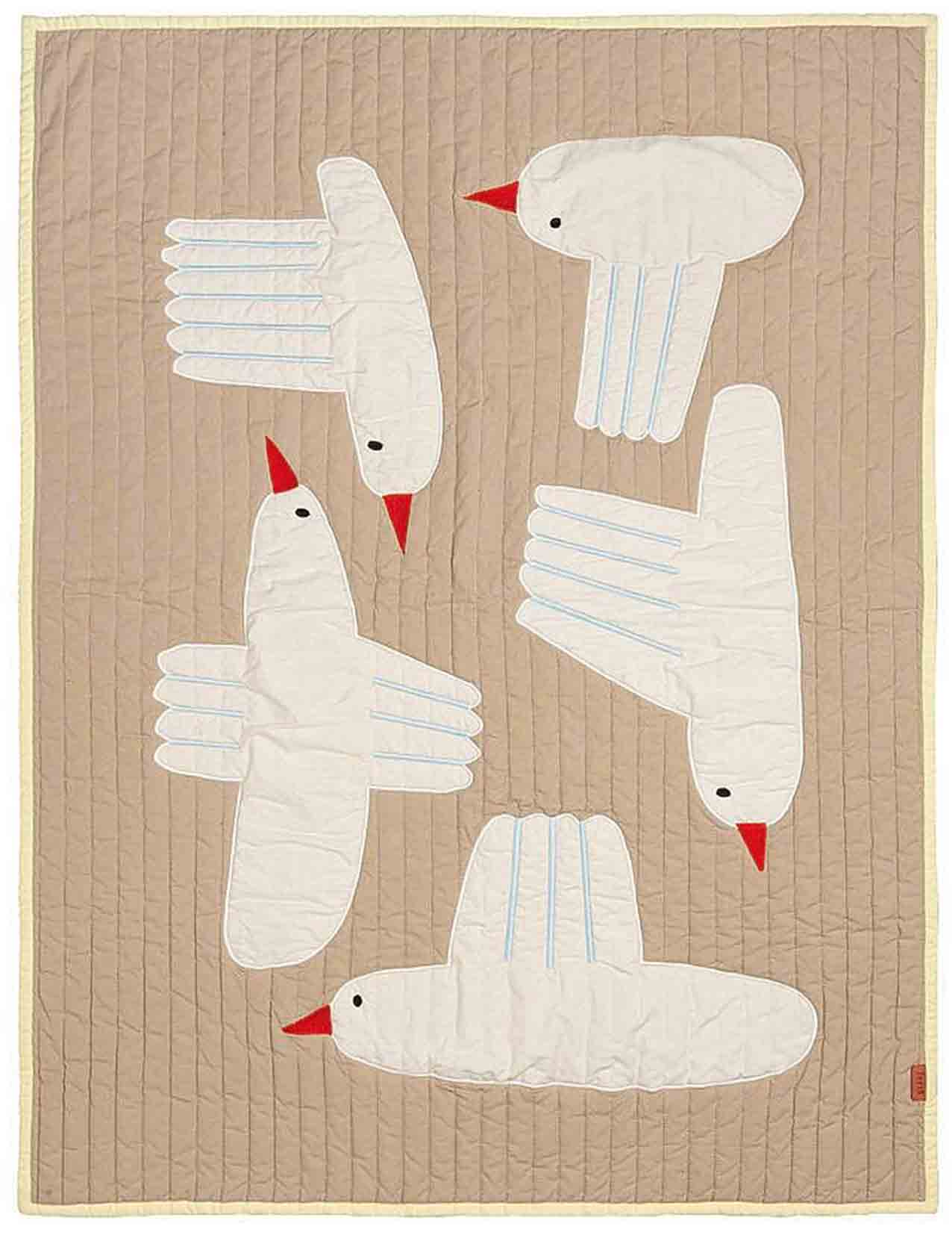 È realizzato in cotone biologico certificato con imbottitura in poliestere riciclato, il plaid trapuntato Bird Quilted di Ferm Living. Misura 80 x 110 cm e costa 109 euro. fermliving.com È realizzato in cotone biologico certificato con imbottitura in poliestere riciclato, il plaid trapuntato Bird Quilted di Ferm Living. Misura 80 x 110 cm e costa 109 euro. fermliving.com