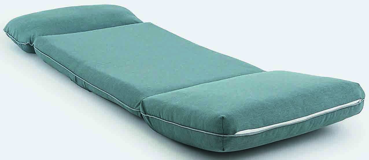Diventa letto e offre 5 gradi di inclinazione Eserita di La Redoute Interieurs con struttura in acciaio, rivestimento 100% poliestere e imbottitura in schiuma. Misura L 78 x P 82-212 x H 60-19 cm. Costa 249 euro. www.laredoute.it